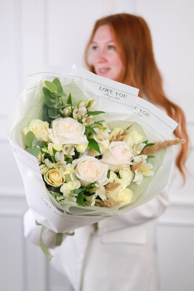 Ароматный букет с розами White O'Hara — изображение 2