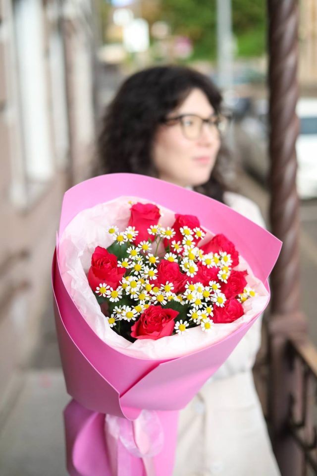 Стильный букет роз и ромашек — изображение 2