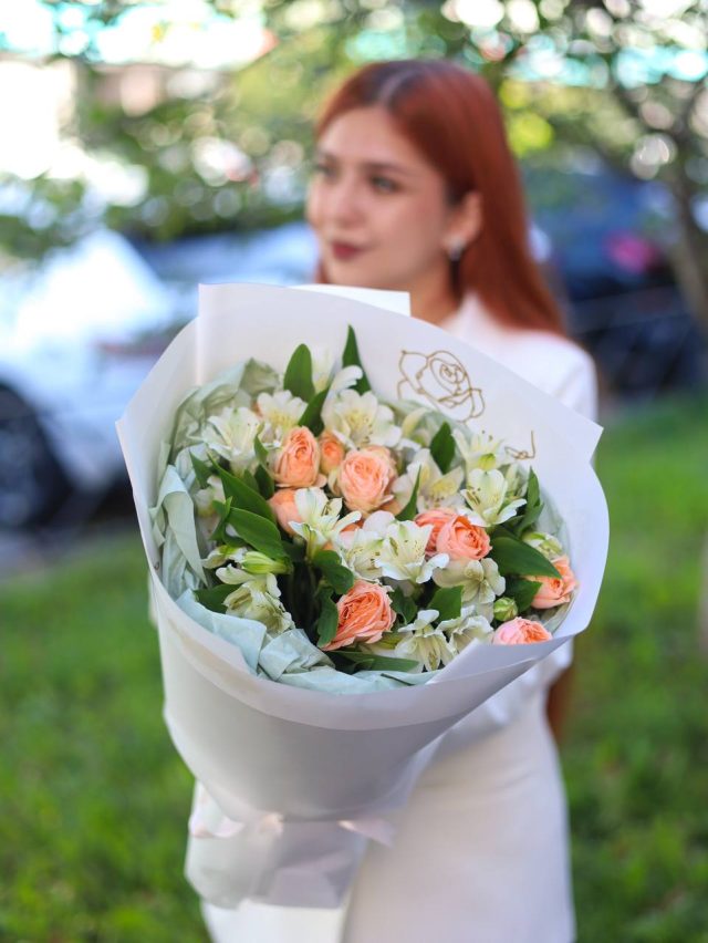Букет с кустовыми розами — изображение 2