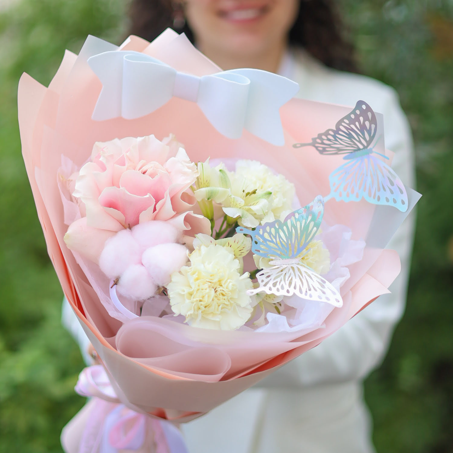 Чудесный букет с хлопком и бабочками