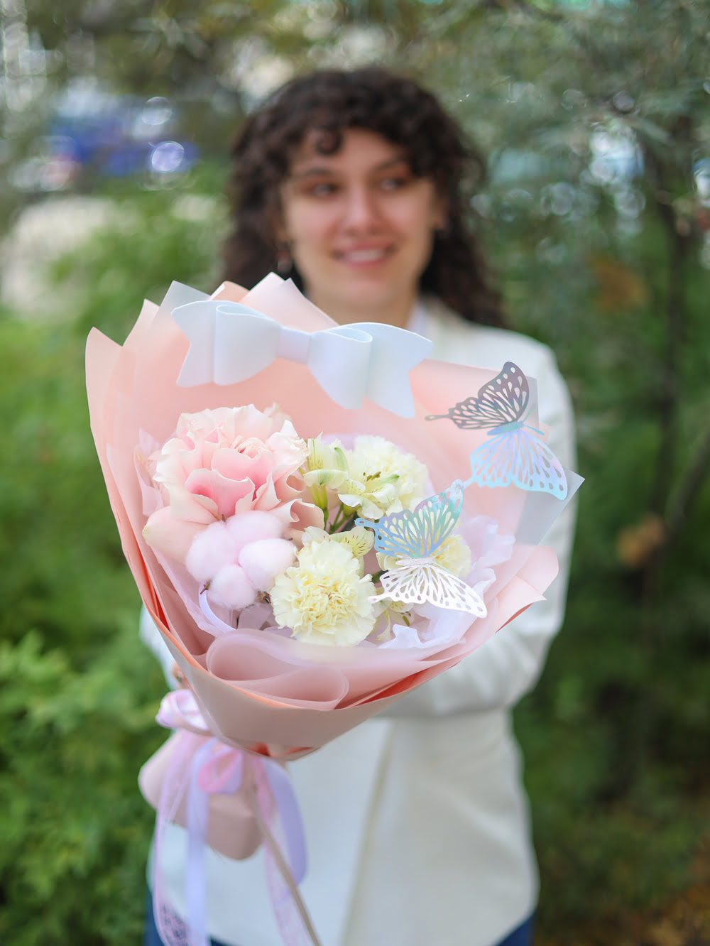 Чудесный букет с хлопком и бабочками — изображение 2
