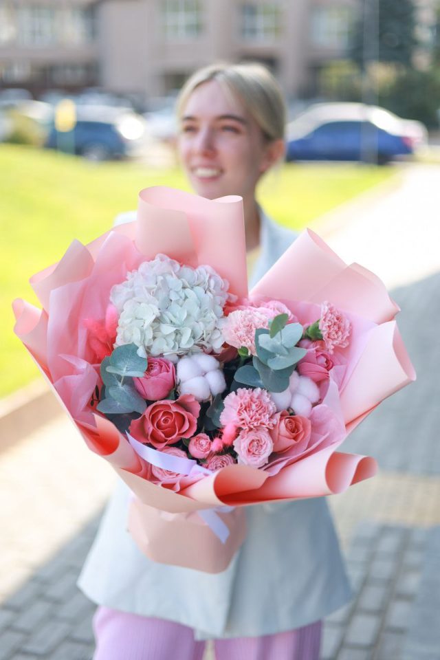 Букет с пышной гортензией и розой — изображение 2