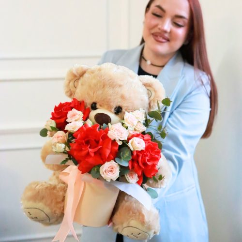 Очаровательная композиция с мишкой и розами