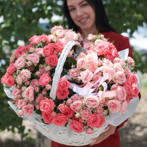 Большая корзина кустовых и пионовидных роз