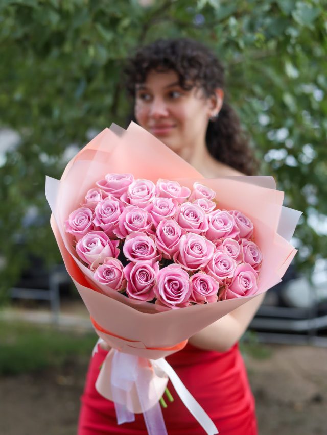 Букет из 25 розовых розочек — изображение 3