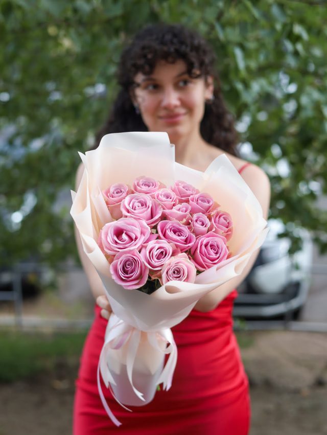 Букет из 15 розовых розочек — изображение 2