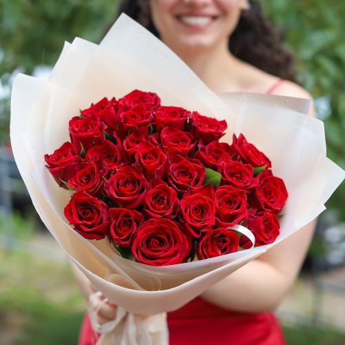 Букет из 25 красных розочек