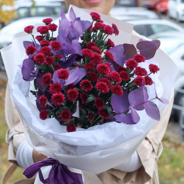 Букет хризантемы и эвкалипта