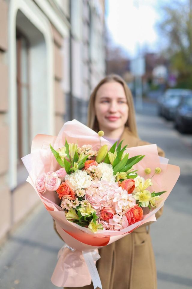 Прекрасный букет с ранункулусами и гортензией — изображение 2
