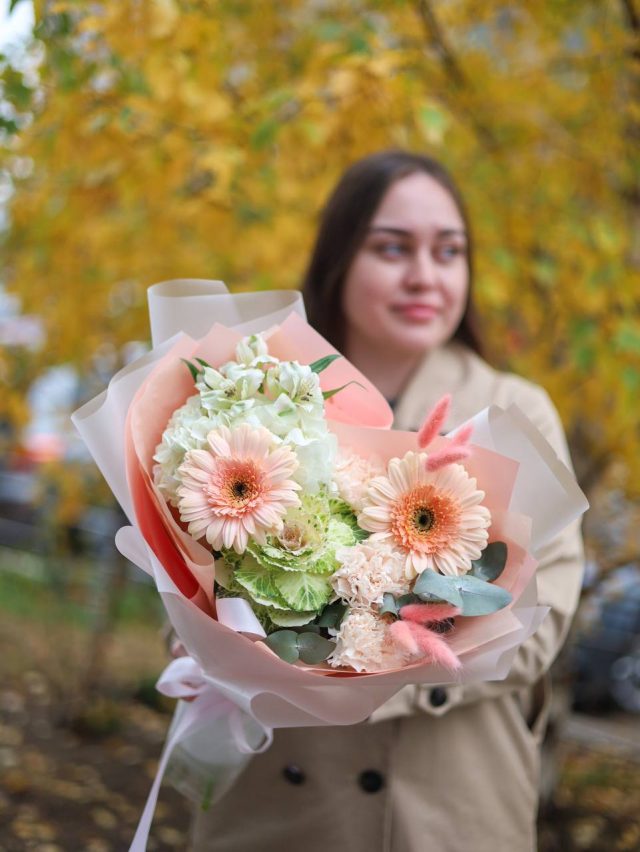 Прелестный букет с брассикой и герберами — изображение 2