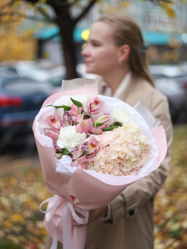 Нежный букет с гортензией и орхидеей — изображение 2