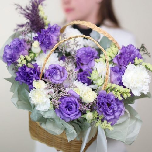 Корзина с ажурной эустомой