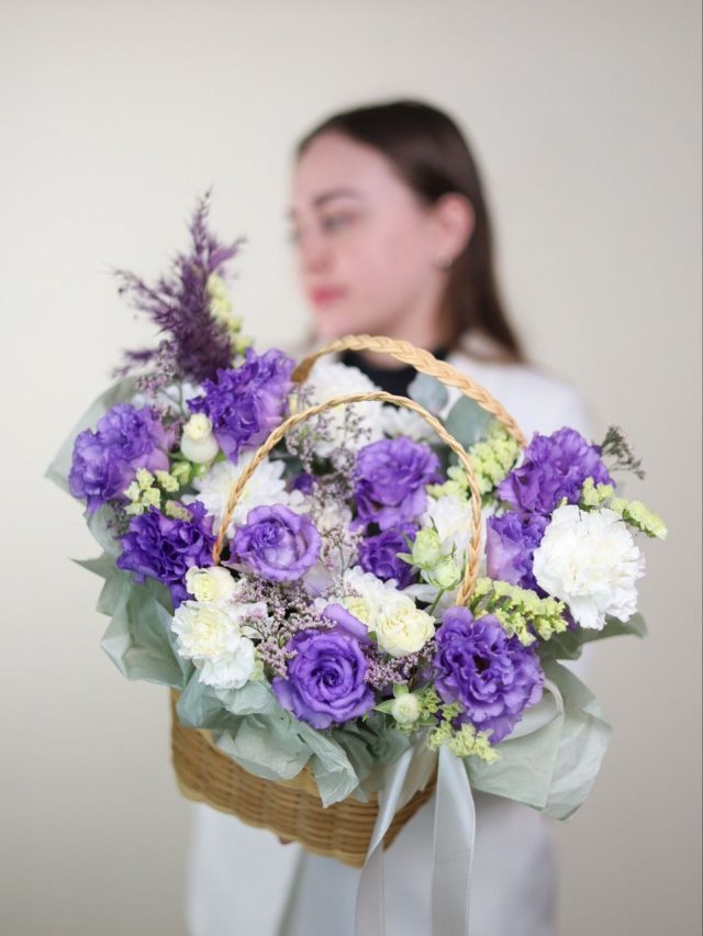 Корзина с ажурной эустомой — изображение 2