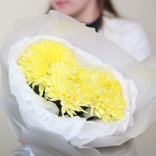 Букет солнечных хризантем