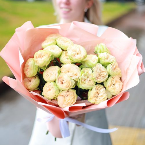 Букет кустовых пионовидных роз в оформлении