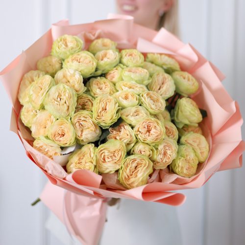 Прекрасный букет крупных пионовидных роз