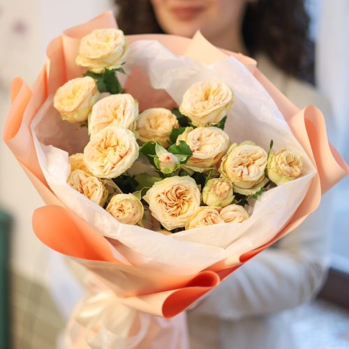 Милый букет пионовидных роз