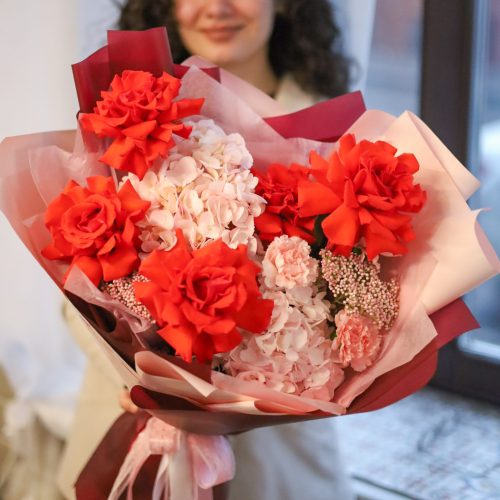 Раскидистый букет с крупными розами