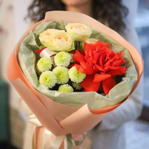 Стильный букет с крупными розами