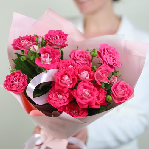 Милый букет кустовых роз