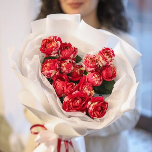 Букет кустовых пионовидных роз