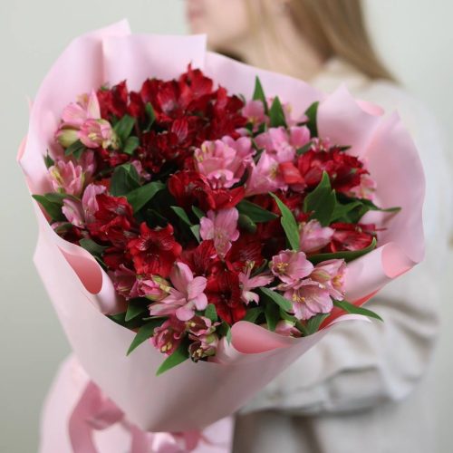 Стойкий букет яркой альстромерии