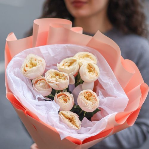 Букет пионовидных роз в оформлении