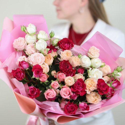 Объемный букет кустовых роз