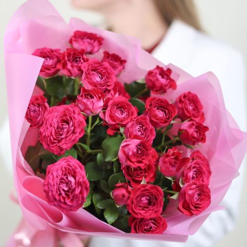 Букет малиновых кустовых роз