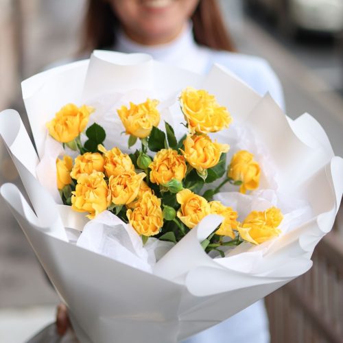 Солнечный букет пионовидных роз