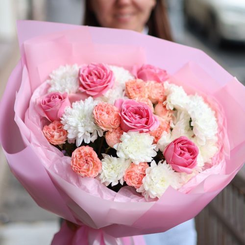 Нежный букет роз и хризантемы