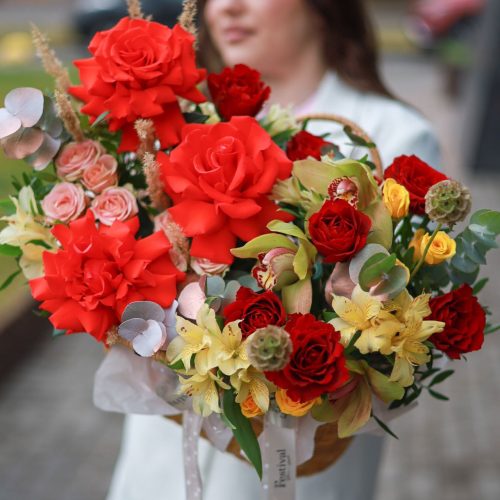 Осенняя корзина с орхидеями и французскими розами