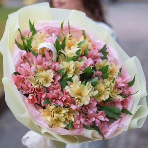 Букет яркой альстромерии