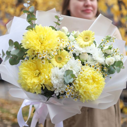 Солнечный букет с крупной хризантемой