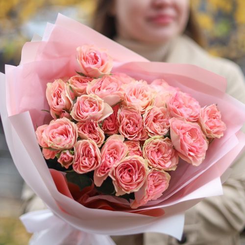 Букет нежных кустовых роз в оформлении