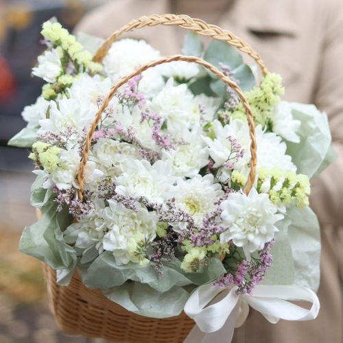 Пышная хризантема в плетеной корзине