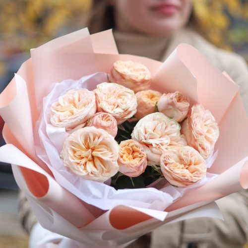 Милый букет пионовидных роз