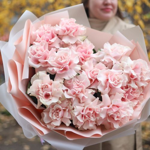 Букет ажурных роз в оформлении