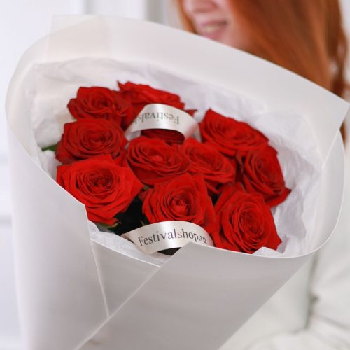 Букет высоких роз в оформлении