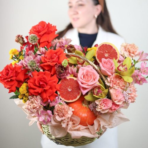 Великолепная корзина с ажурными розами