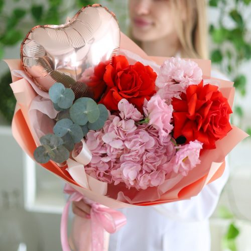 Очаровательный букет с гортензией и шаром