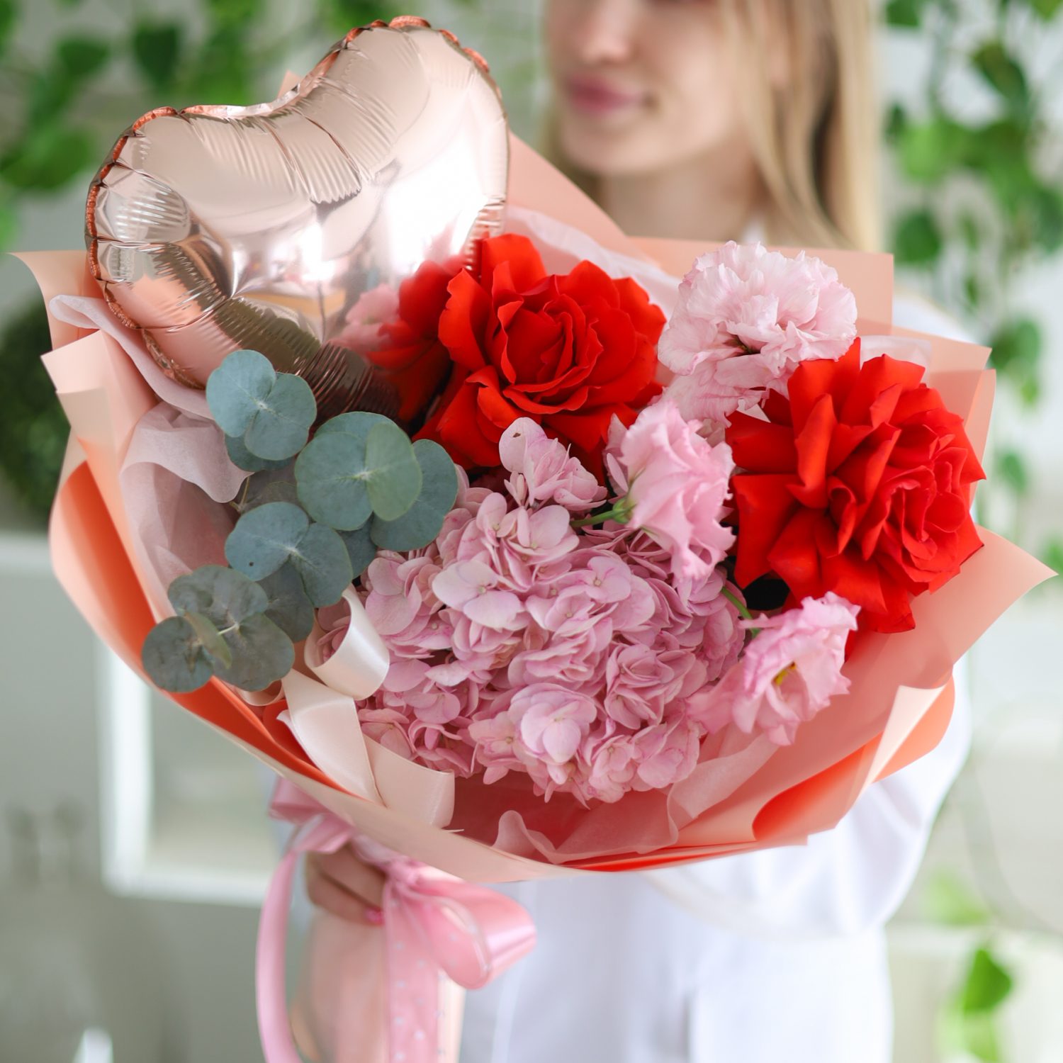 Очаровательный букет с гортензией и шаром