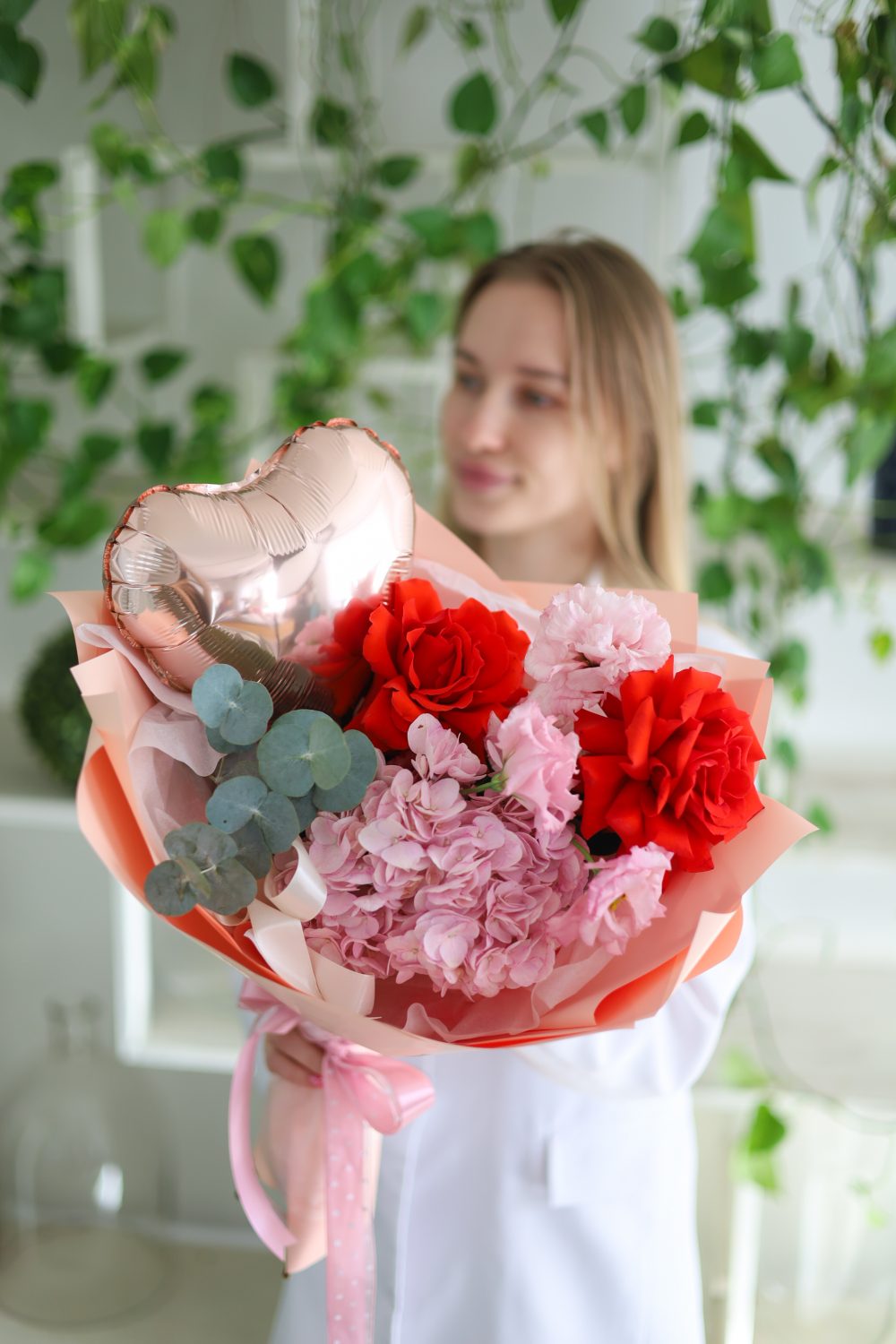 Очаровательный букет с гортензией и шаром — изображение 2