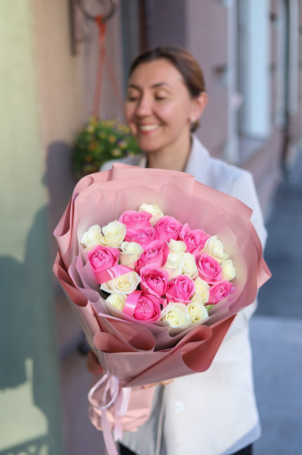 Нежный букет из 25 роз — изображение 2