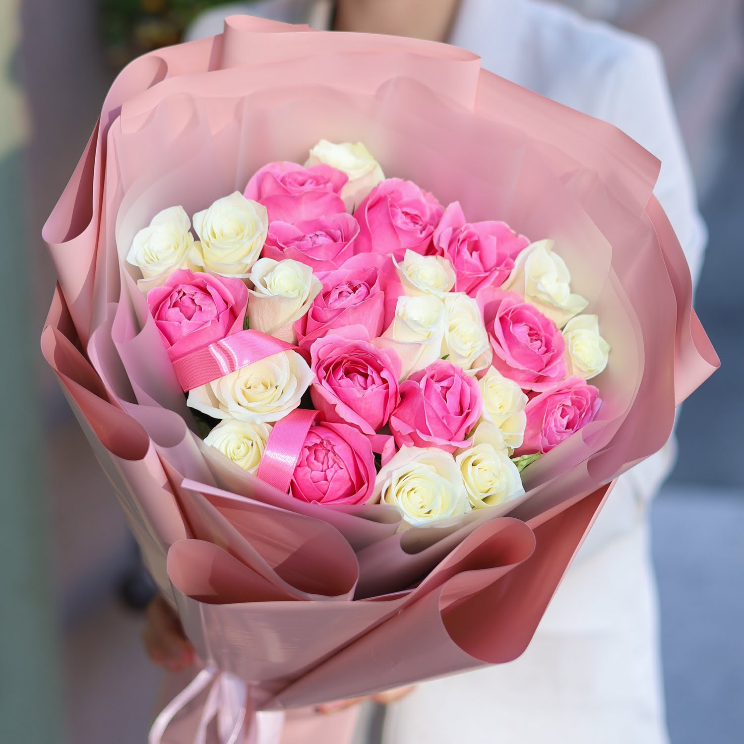 Нежный букет из 25 роз