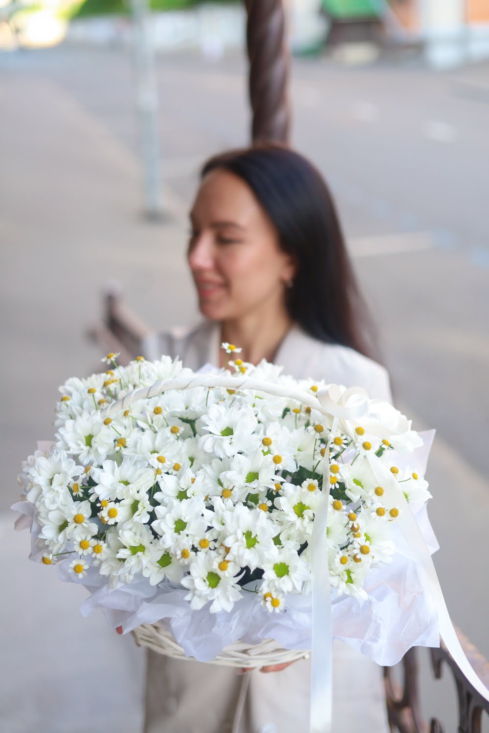 Стойкая корзина с хризантемами — изображение 3