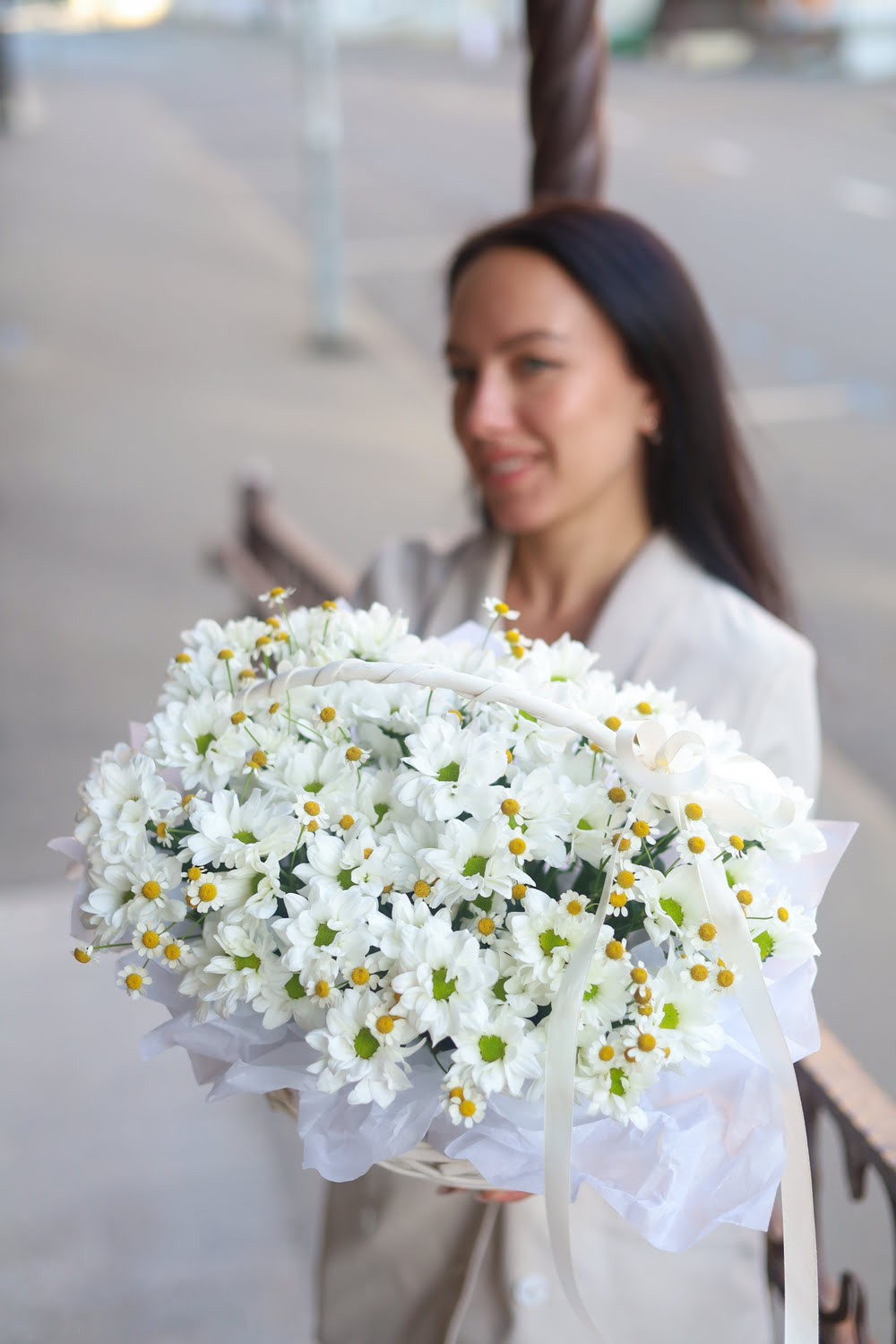 Стойкая корзина с хризантемами — изображение 2