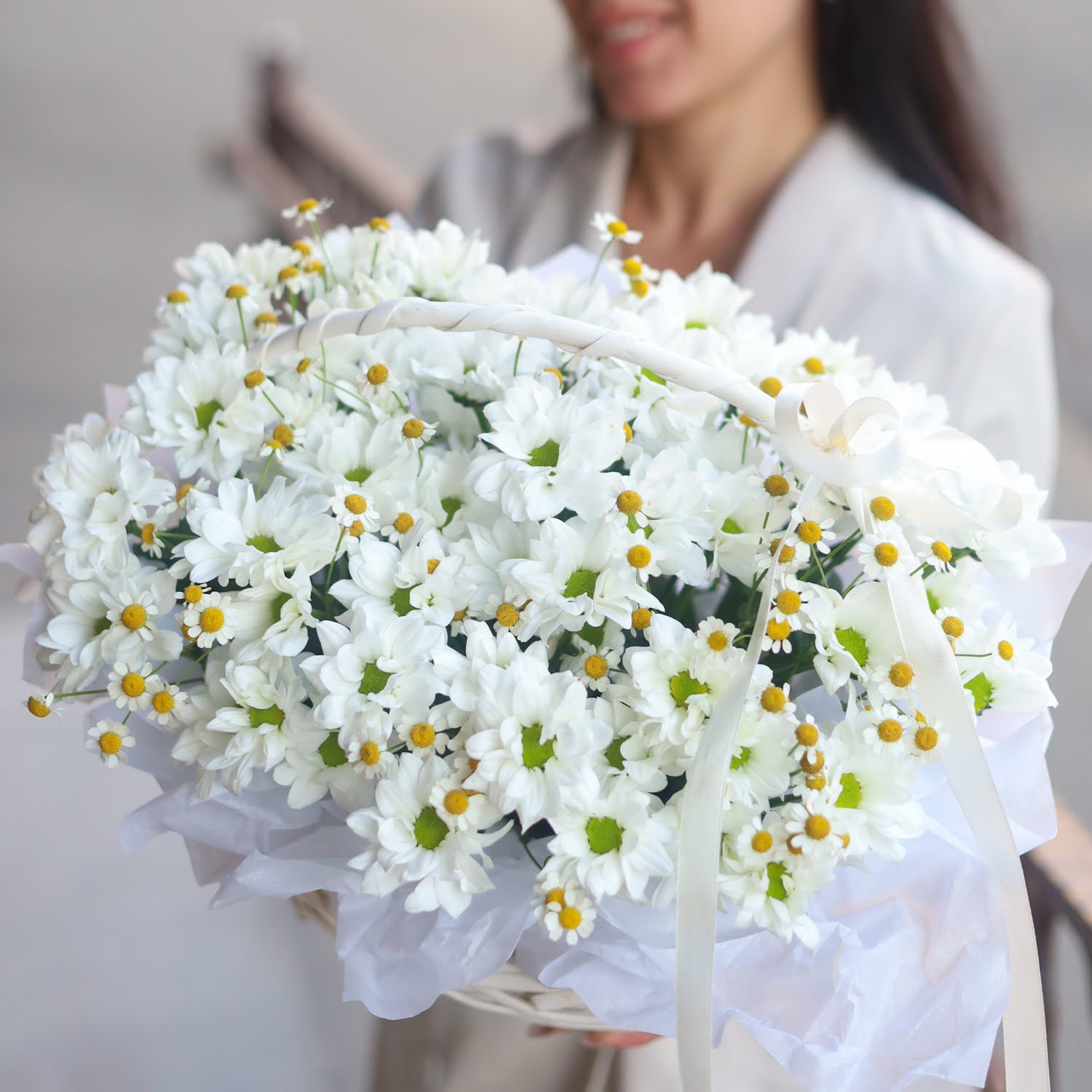 Стойкая корзина с хризантемами