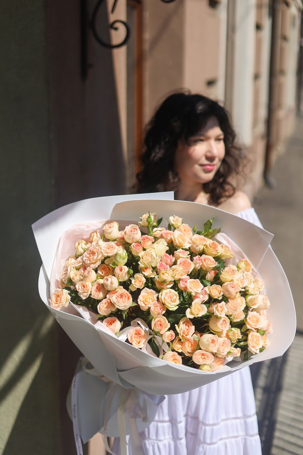 Роскошный букет персиковых кустовых роз — изображение 2