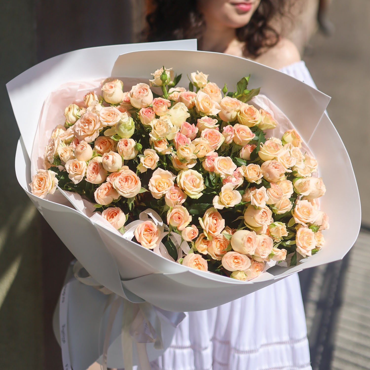 Роскошный букет персиковых кустовых роз